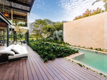 Casa en venta frente a un lago en  campo de golf