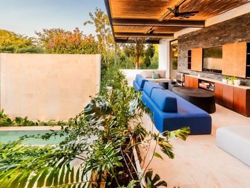 Casa en venta frente a un lago en  campo de golf