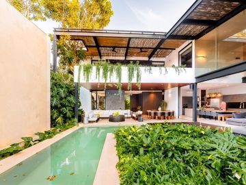 Casa en venta frente a un lago en  campo de golf