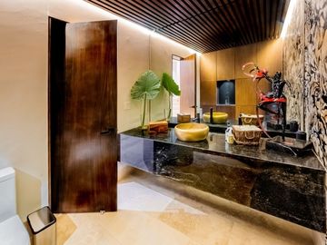 Casa en venta frente a un lago en  campo de golf