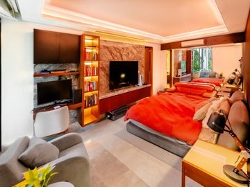 Casa en venta frente a un lago en  campo de golf