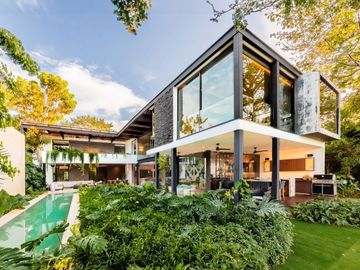 Casa en venta frente a un lago en  campo de golf