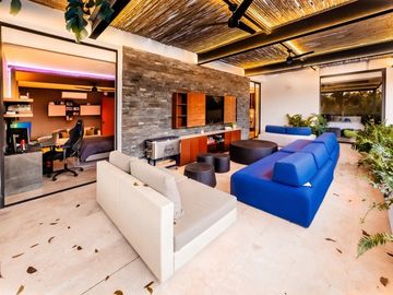 Casa en venta frente a un lago en  campo de golf