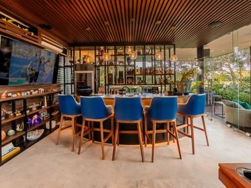 Casa en venta frente a un lago en  campo de golf