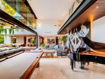 Casa en venta frente a un lago en  campo de golf