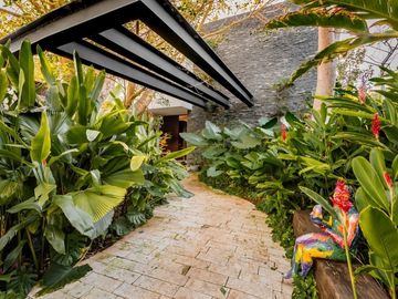 Casa en venta frente a un lago en  campo de golf