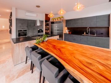 Casa en venta frente a un lago en  campo de golf
