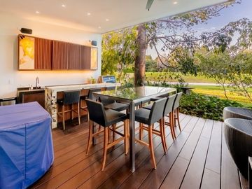 Casa en venta frente a un lago en  campo de golf