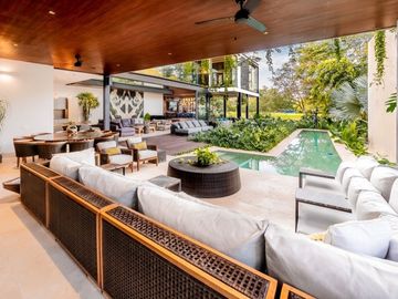 Casa en venta frente a un lago en  campo de golf