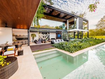 Casa en venta frente a un lago en  campo de golf
