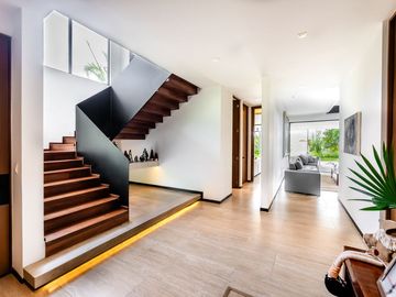 Casa en venta frente al lago con paneles solares