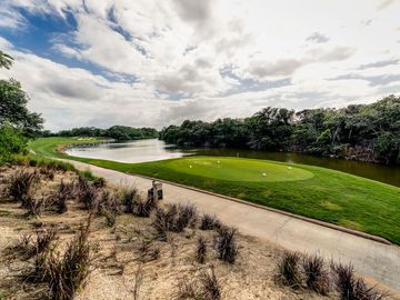 Casa en venta frente al lago con paneles solares