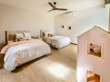 Casa en venta frente al lago con paneles solares