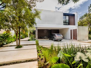 Casa en venta frente al lago con paneles solares