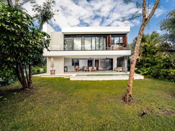 Casa en venta frente al lago con paneles solares