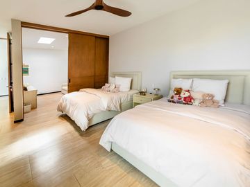 Casa en venta frente al lago con paneles solares