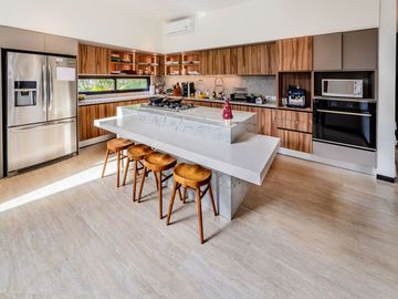 Casa en venta frente al lago con paneles solares