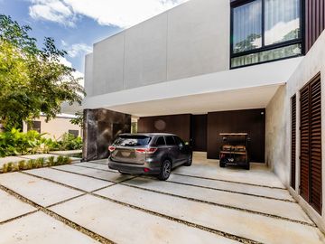 Casa en venta frente al lago con paneles solares