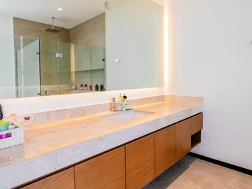 Casa en venta frente al lago con paneles solares