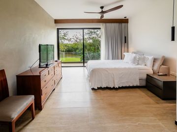 Casa en venta frente al lago con paneles solares