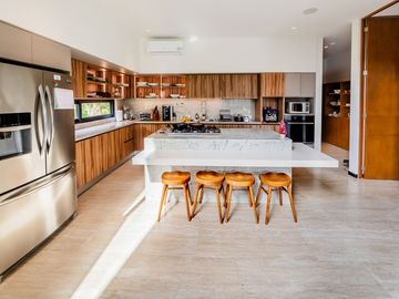 Casa en venta frente al lago con paneles solares