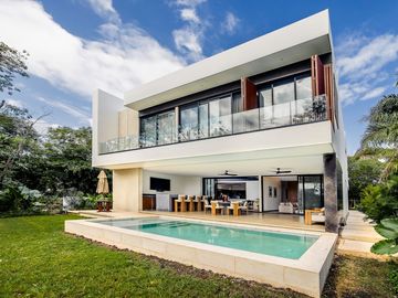 Casa en venta frente al lago con paneles solares