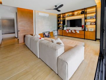 Casa en venta frente al lago con paneles solares