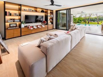 Casa en venta frente al lago con paneles solares