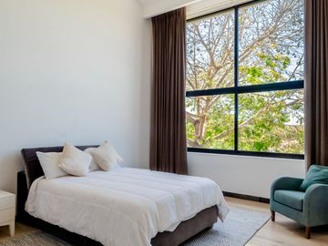 Casa amueblada con paneles en venta frente al lago en campo de golf