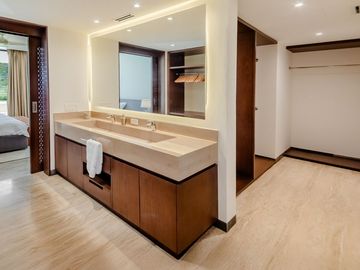 Casa amueblada con paneles en venta frente al lago en campo de golf