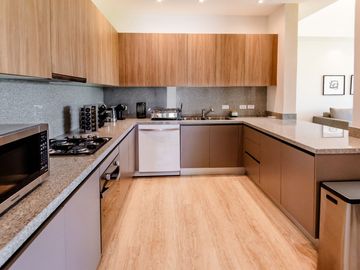 Casa amueblada con paneles en venta frente al lago en campo de golf