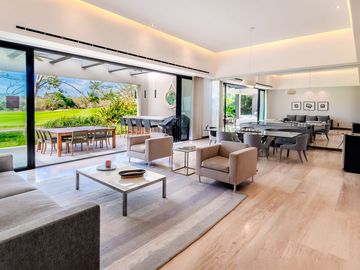 Casa amueblada con paneles en venta frente al lago en campo de golf