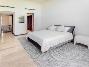 Casa amueblada con paneles en venta frente al lago en campo de golf