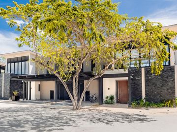 Casa amueblada con paneles en venta frente al lago en campo de golf