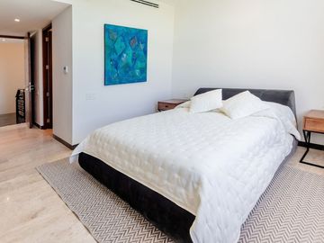 Casa amueblada con paneles en venta frente al lago en campo de golf