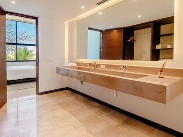 Casa amueblada con paneles en venta frente al lago en campo de golf