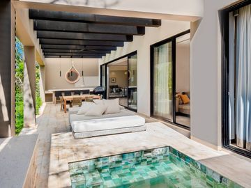 Casa amueblada con paneles en venta frente al lago en campo de golf