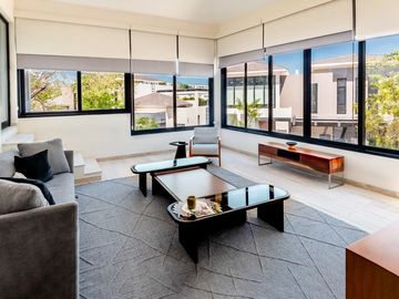 Casa amueblada con paneles en venta frente al lago en campo de golf