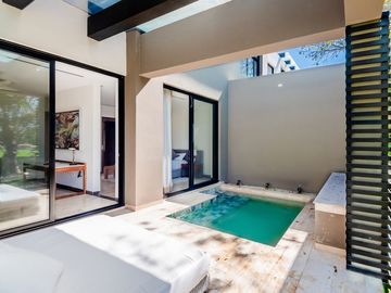 Casa amueblada con paneles en venta frente al lago en campo de golf