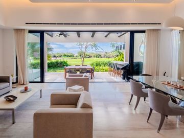 Casa amueblada con paneles en venta frente al lago en campo de golf