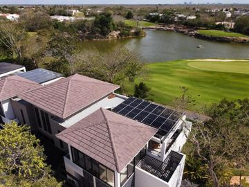 Casa amueblada con paneles en venta frente al lago en campo de golf