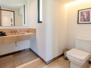 Casa amueblada con paneles en venta frente al lago en campo de golf