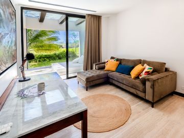 Casa amueblada con paneles en venta frente al lago en campo de golf