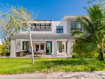 Casa amueblada con paneles en venta frente al lago en campo de golf