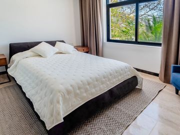 Casa amueblada con paneles en venta frente al lago en campo de golf