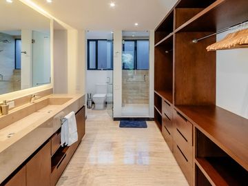 Casa amueblada con paneles en venta frente al lago en campo de golf