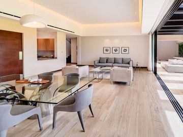 Casa amueblada con paneles en venta frente al lago en campo de golf