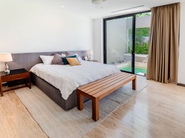 Casa amueblada con paneles en venta frente al lago en campo de golf