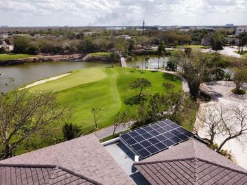 Casa amueblada con paneles en venta frente al lago en campo de golf