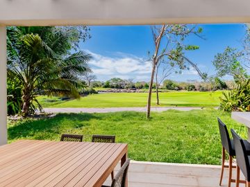 Casa amueblada con paneles en venta frente al lago en campo de golf
